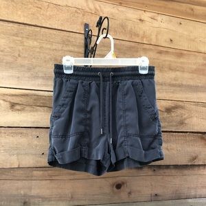 Universal thread stretchy shorts